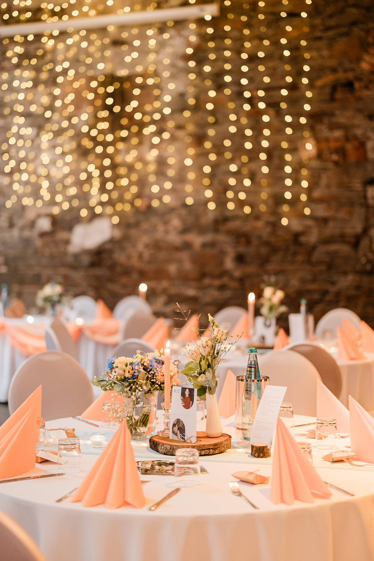 Festlich gedeckte Hochzeitstafel mit Kerzen und Blumen