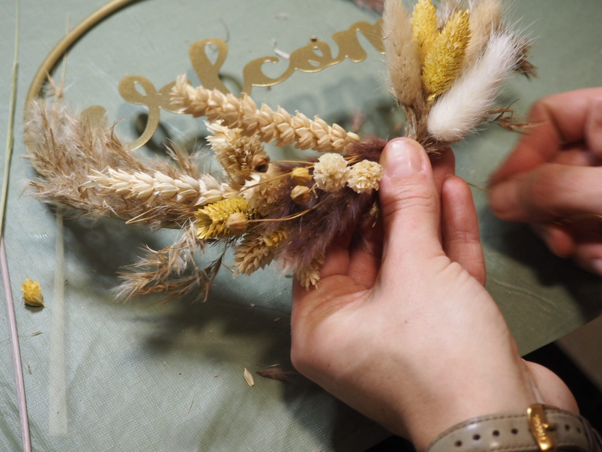 Workshop: Trockenblumensträuße werden gebunden